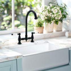 PB Nostalgische Brugkeukenkraan mat zwart ronde uitloop met witte hendels PBN.ZW.R.WH