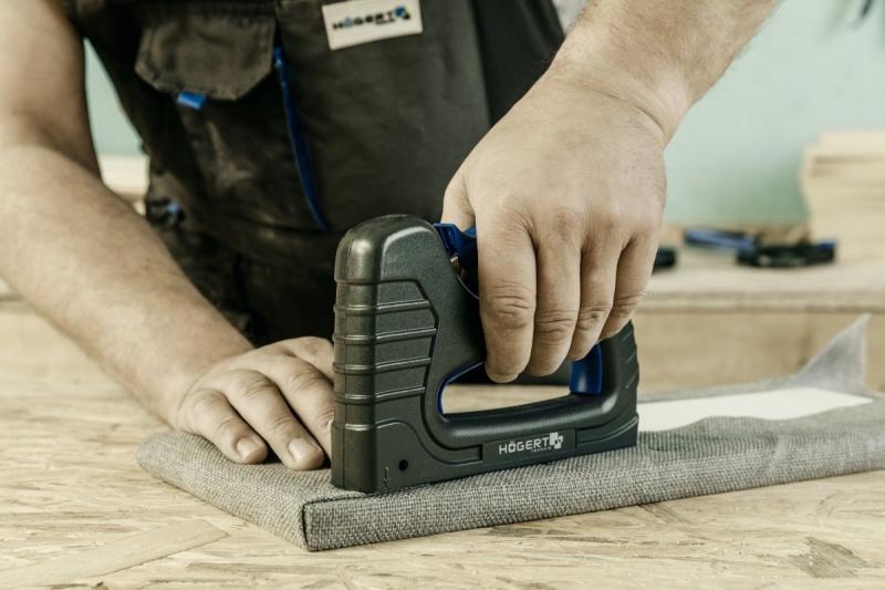 Hoegert Nietmachine type "J" voor 6-16 mm nietjes en ook 15 mm en 16 mm spijkers. 1208960137