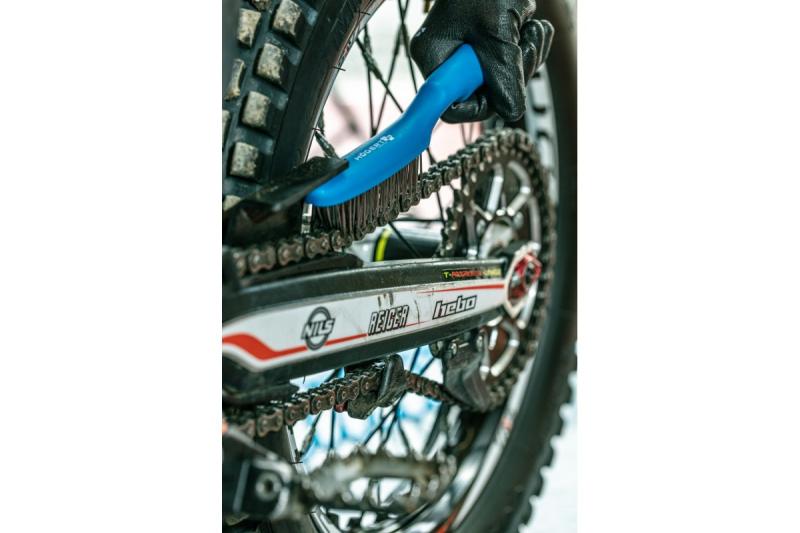 Hoegert Stalen draadborstel met vier rijen stalen draden. 1208960281